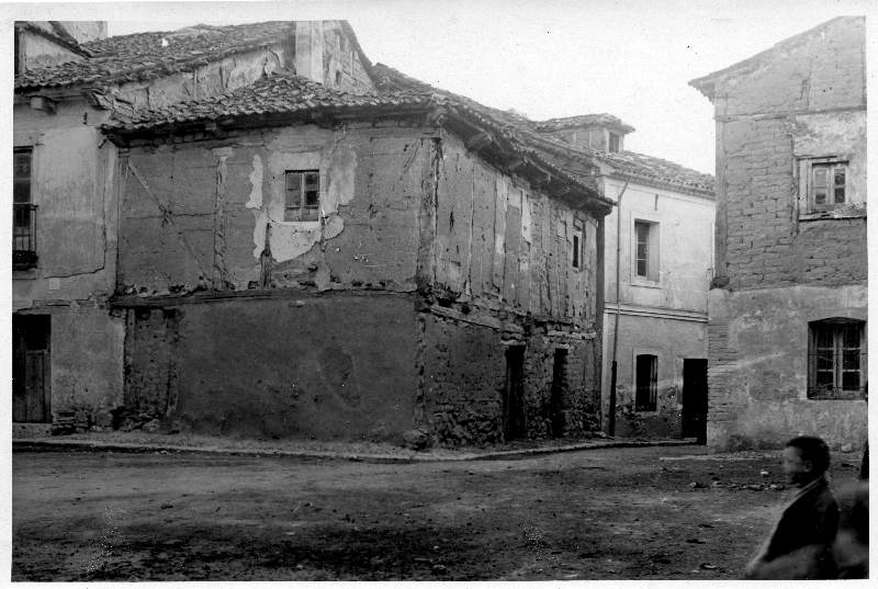 Vista de unas casas tradicionales con entramado de madera en Pesquera de Duero, fotografía original de Torres Balbás