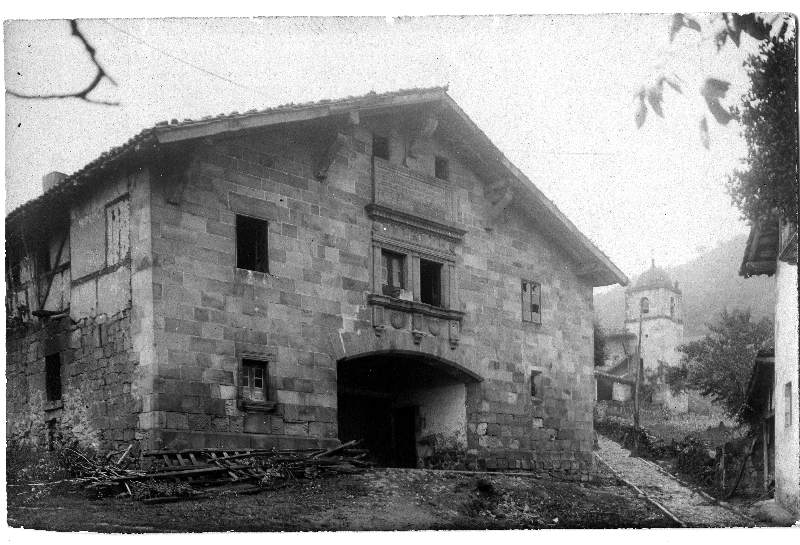 Vista de una casa solariega en piedra, posiblemente del País Vasco
