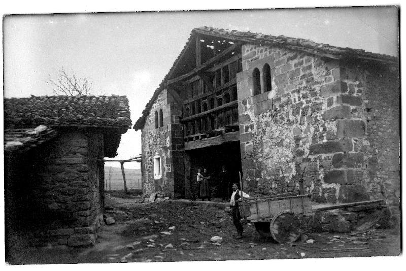 Vista de una caserío, posiblemente del País Vasco