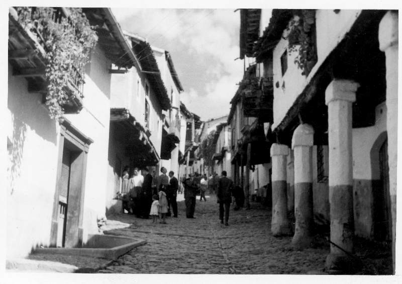Vista de una calle con soportales en la localidad de Guadalupe
