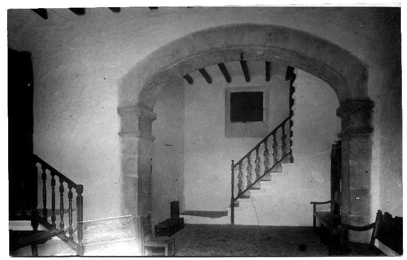 Interior del zaguán de entrada de una casa en Fornalutx, fotografía del Archivo Mas