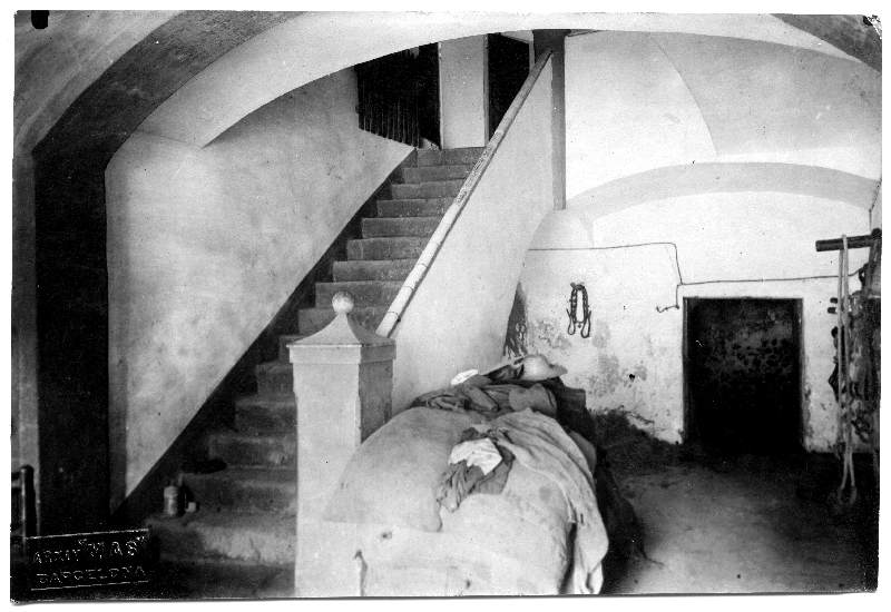 Interior del zaguán de entrada de una masía en Parets del Vallés, fotografía del Archivo Mas