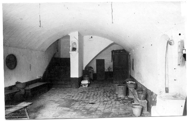 Interior del zaguán de entrada del Mas o Can Fontanet, en Reixac, fotografía del Archivo Mas