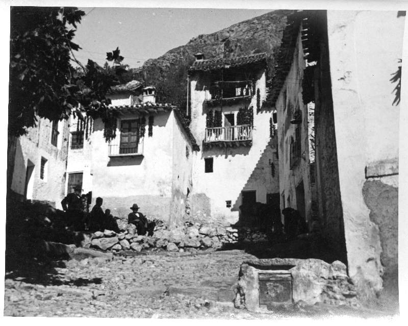 Vista de una calle en Güéjar Sierra, fotografía original de Hermenegildo Lanz