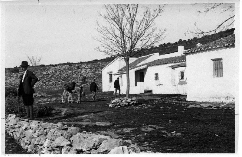 Vista del exterior del cortijo de San Telesforo, en la Sierra de Lújar, fotografía original de Hermenegildo Lanz