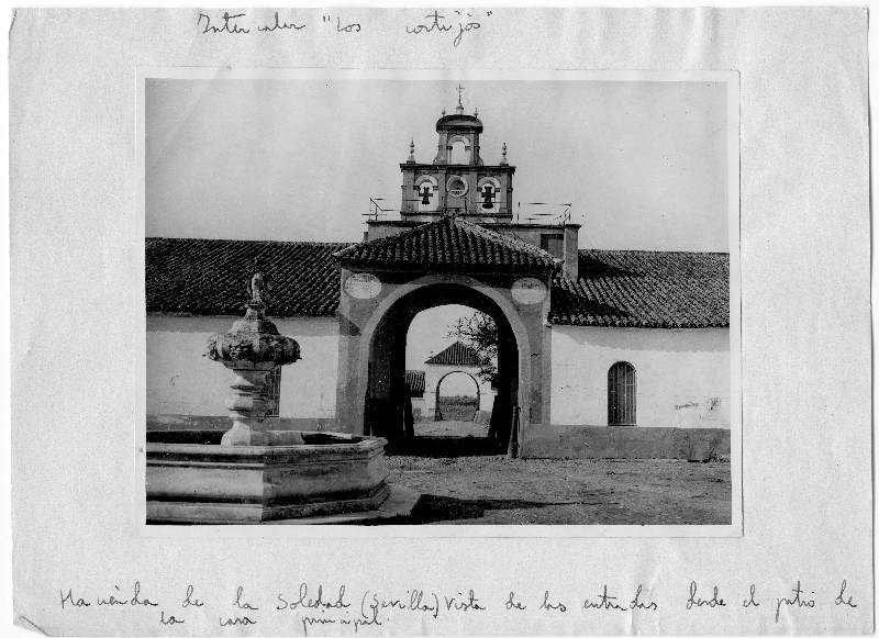 Vista de las entradas, desde el patio de la casa principal, de la Hacienda de La Soledad, en Alcalá de Guadaira