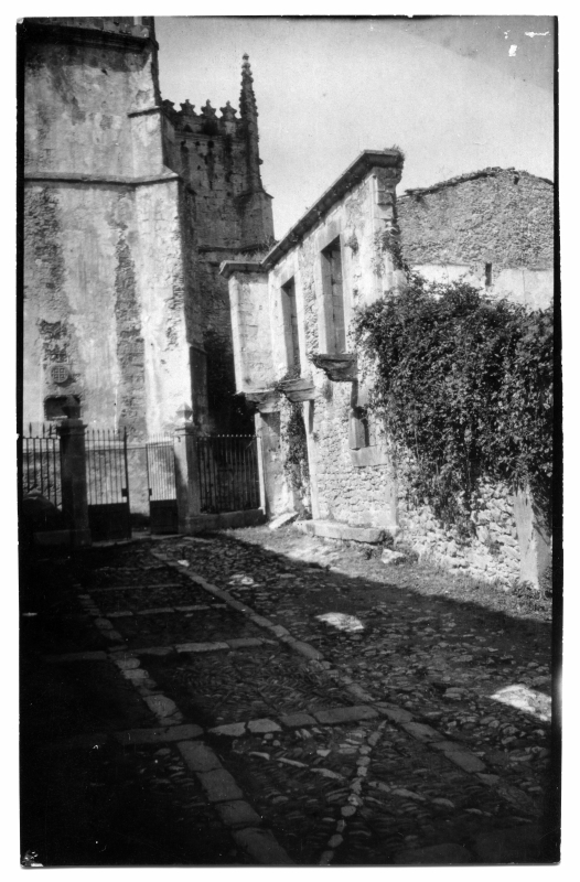 Vista de una calle empedrada y de parte de la iglesia de Santa María en San Vicente de la Barquera