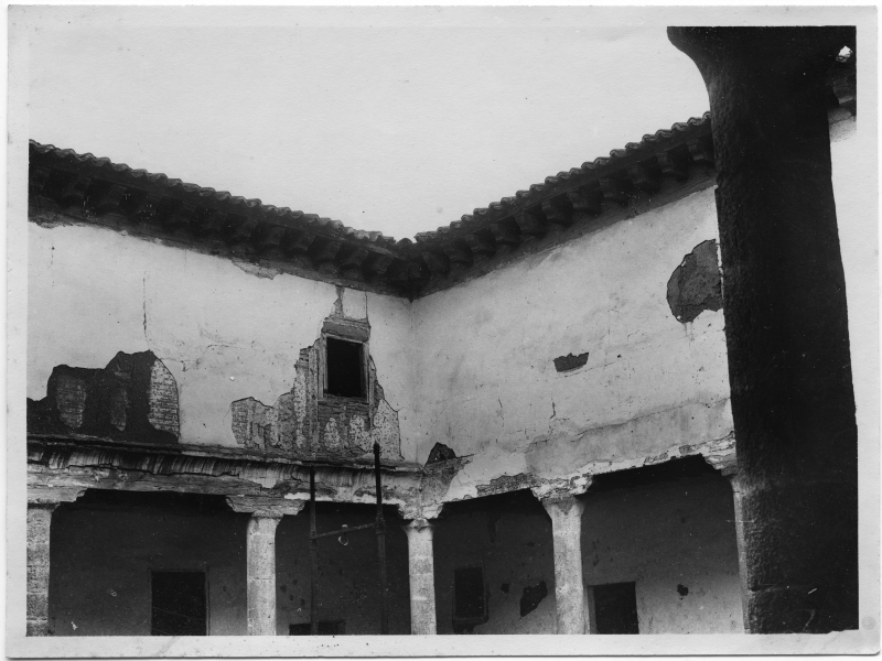 Patio interior de una vivienda tradicional de dos alturas en una localidad española no identificada