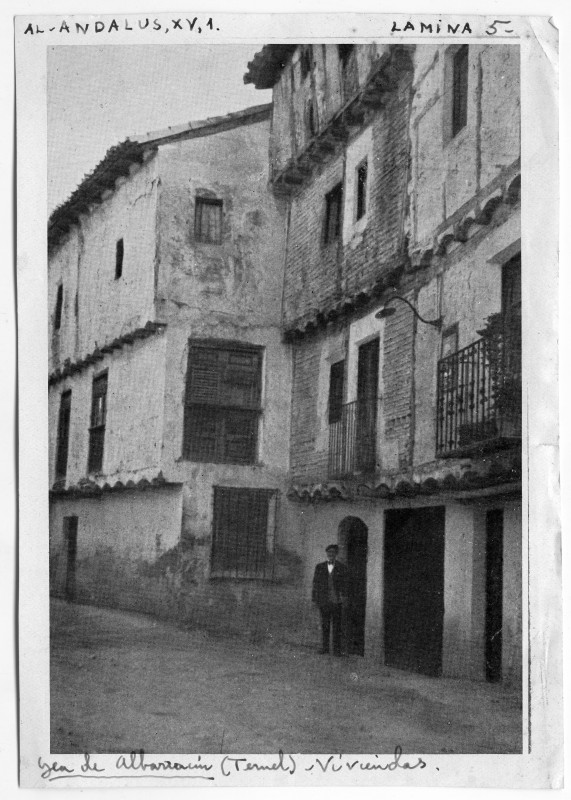 Fotografía impresa con vista de unas de viviendas en Gea de Albarracín, tomada de la revista Al-Andalus