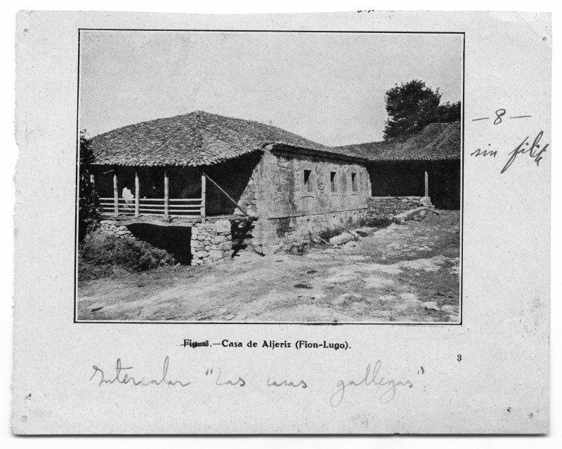 Recorte de página de una publicación con fotografía impresa de una casa en Aljeriz, parroquia de Fión