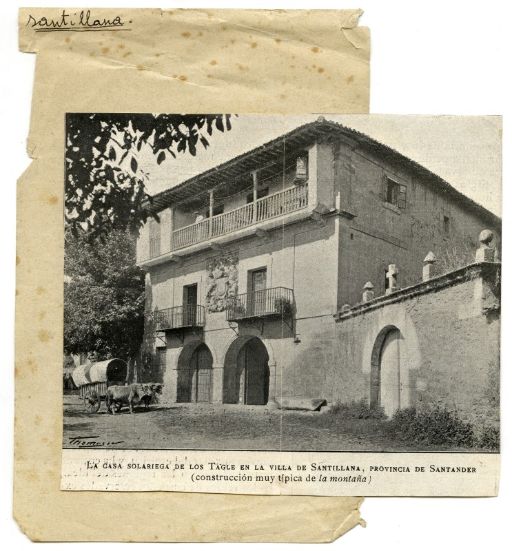 Recorte de página de una publicación con fotografía impresa de la casa solariega de los Tagle, en Santillana del Mar