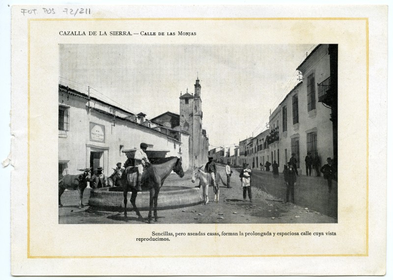 Hoja de una publicación con fotografía impresa de la calle de las Monjas, de Cazalla de la Sierra