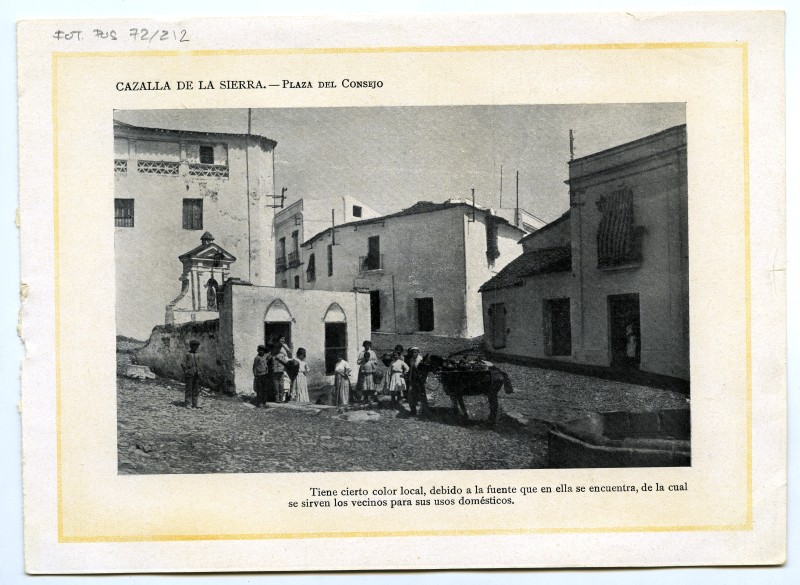 Hoja de una publicación con fotografía impresa de la plaza del Concejo, de Cazalla de la Sierra