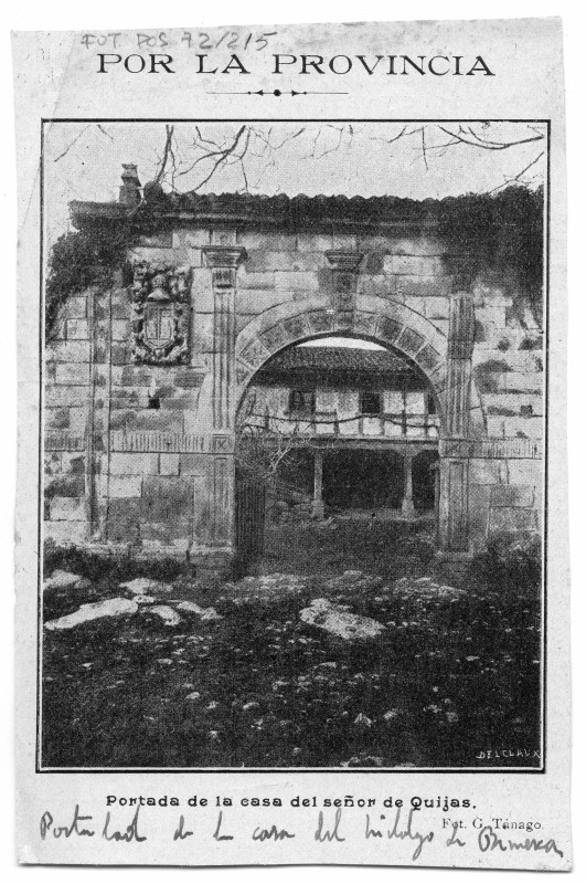 Recorte de página de una publicación con fotografía impresa de la portada de la casa del señor de Quijas, en Reocín, Cantabria