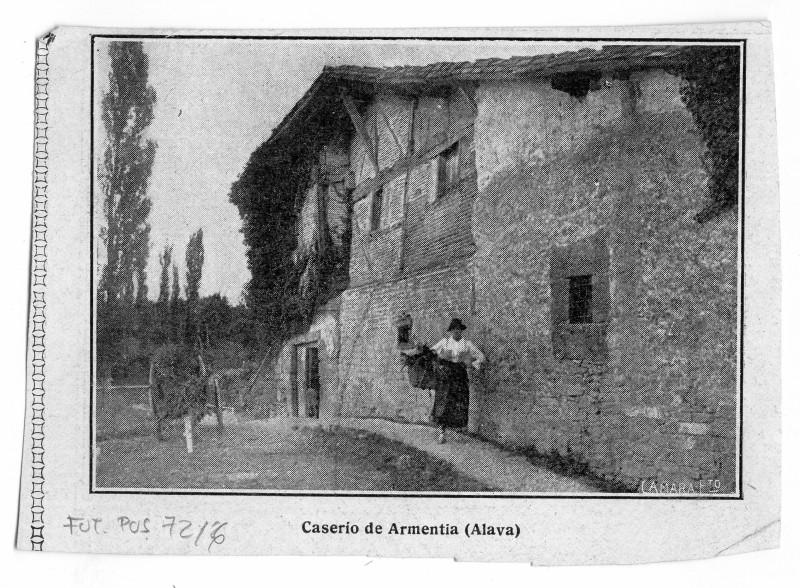 Recorte de página de una publicación con fotografía impresa de un caserío de Armentia, Álava