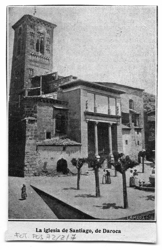 Recorte de página de una publicación con fotografía impresa de la iglesia de Santiago, de Daroca