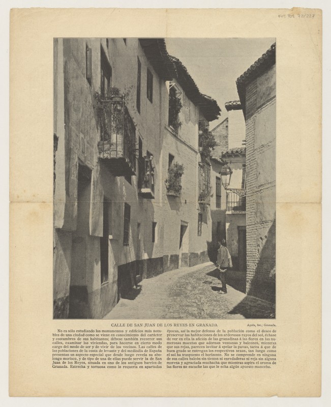 Hoja de una publicación con sendas fotografías impresas en ambas caras de Granada y Sevilla