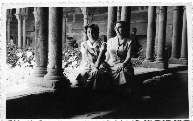 Retrato de dos mujeres sentadas en una de las pandas del claustro de la iglesia de Santo Domingo de Guimaraes