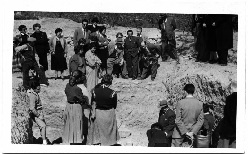 Un grupo de personas visitando las excavaciones realizadas en el yacimiento arqueológico de la Alcudia