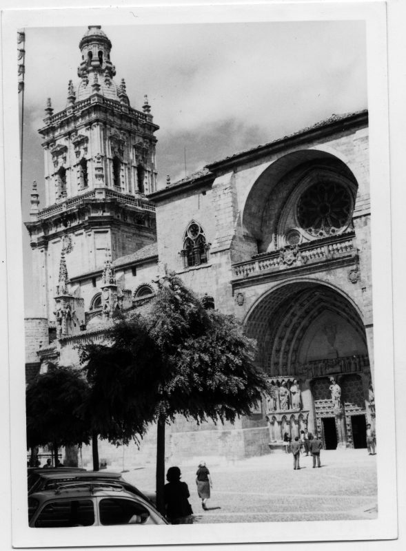 Vista de la fachada y torre de la Catedral de El Burgo de Osma
