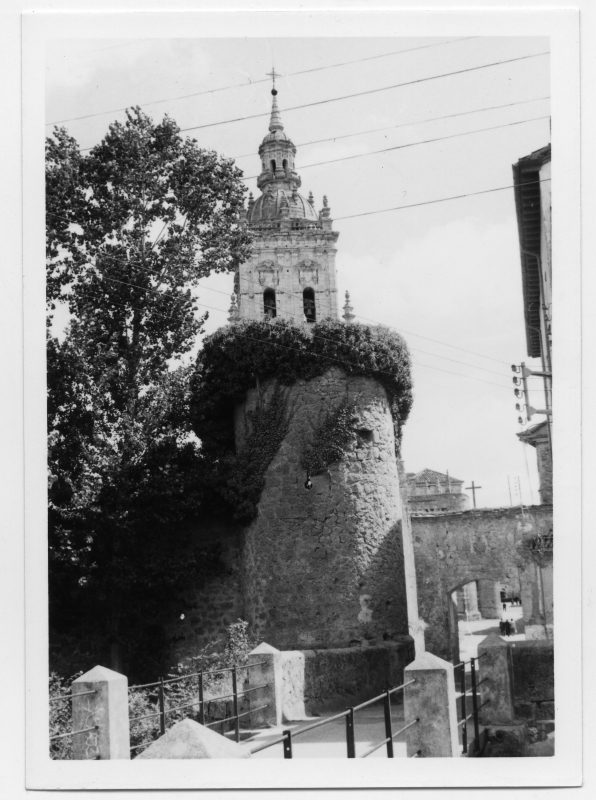 Burgo de Osma, vista de la puerta de San Miguel con la torre de la Catedral al fondo