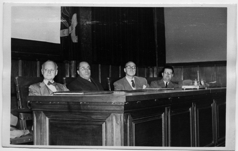 Fotografía de la mesa presidencial de la sesión de arqueología del I Congreso Español de Estudios Clásicos