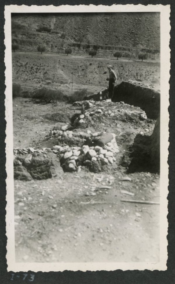 Un obrero junto a las tumbas número 76 y 78 de la necrópolis del yacimiento de El Cigarralejo.