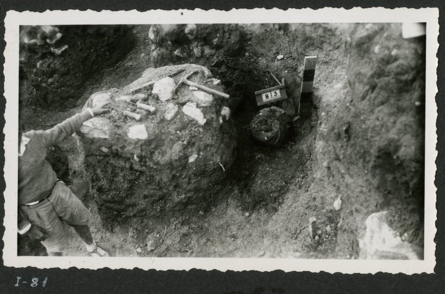 Tumba número 83 de la necrópolis del yacimiento de El Cigarralejo excavada con restos hallados y herramientas de trabajo.