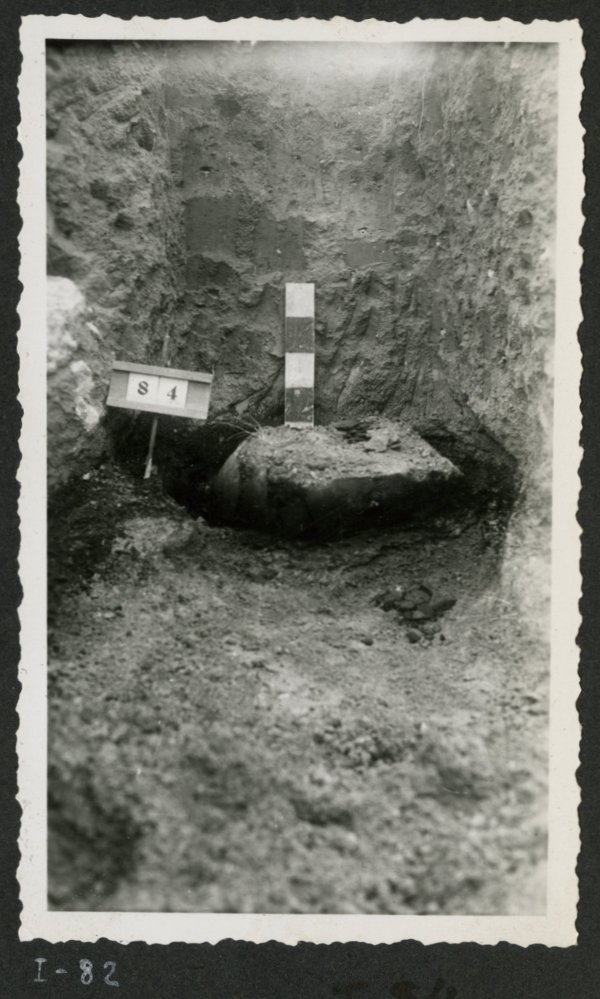 Tumba número 84 de la necrópolis del yacimiento de El Cigarralejo excavada con restos hallados.