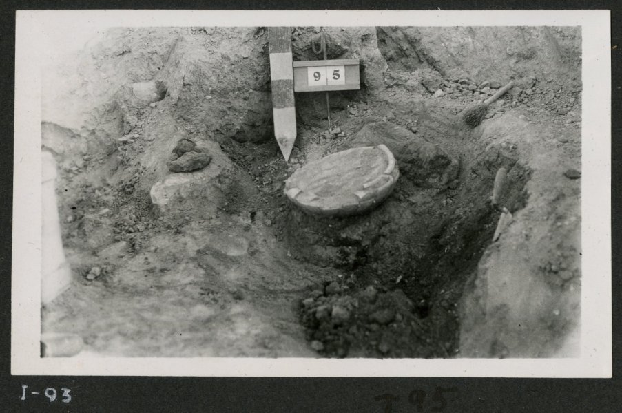 Detalle de la tumba número 95 de la necrópolis del yacimiento de El Cigarralejo abierta y con restos hallados.