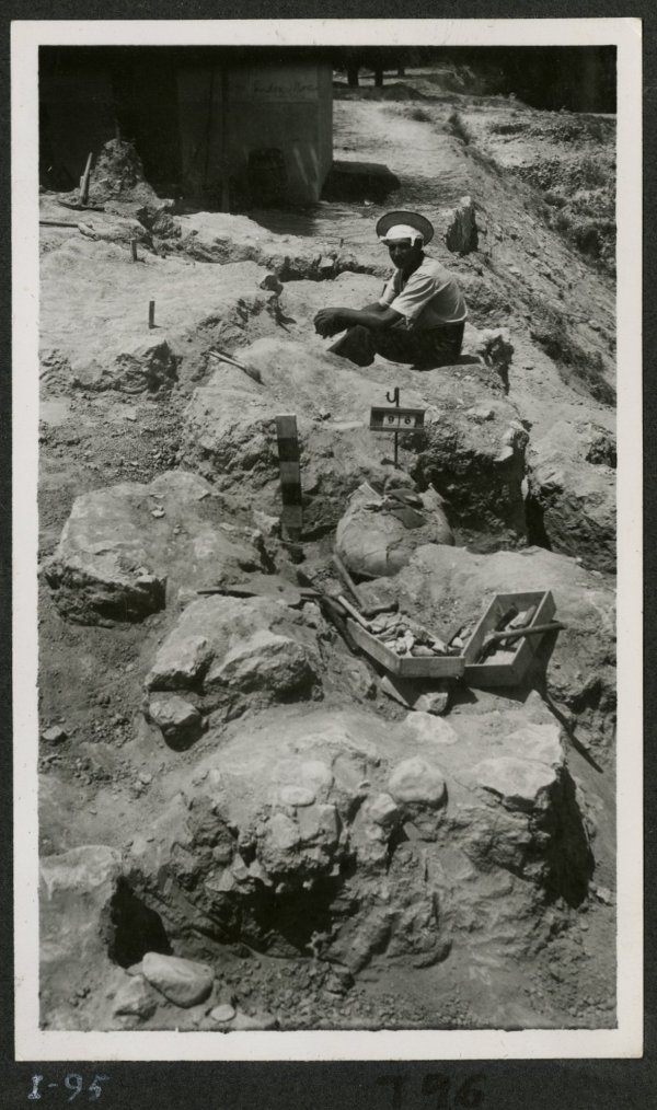 Vista de la tumba número 96 de la necrópolis del yacimiento de El Cigarralejo con obrero al fondo.