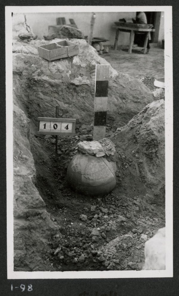 Urna funeraria de la tumba número 104 en la necrópolis del yacimiento de El Cigarralejo.