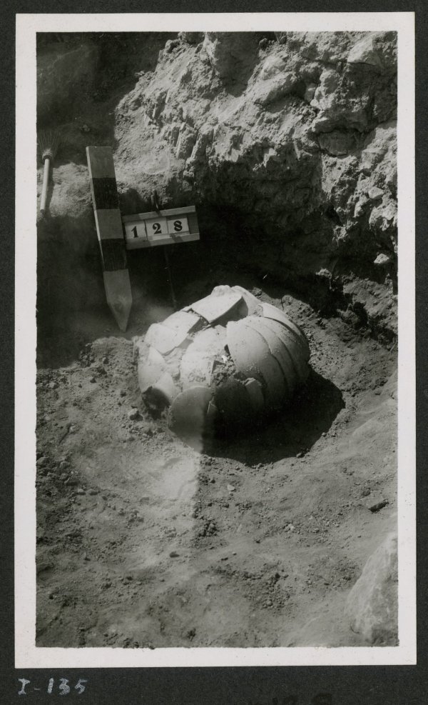 Urna funeraria de la tumba número 128 de la necrópolis del yacimiento de El Cigarralejo.