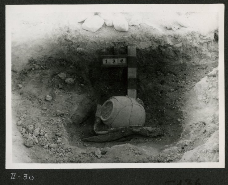 Vista general de la tumba número 136 en la necrópolis del yacimiento de El Cigarralejo con urna cineraria y falcata halladas.