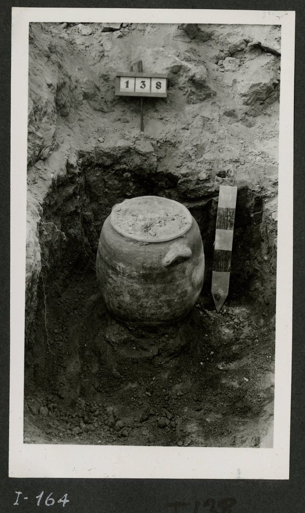 Plano cerrado de la urna de la tumba número 138 de la necrópolis del yacimiento de El Cigarralejo.