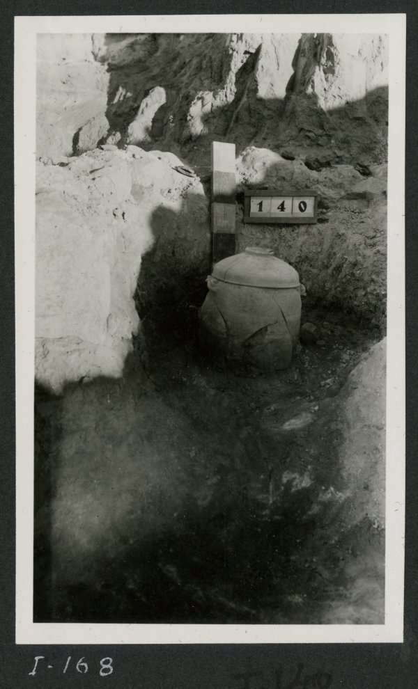 Vista lateral de la urna funeraria encontrada en la tumba número 140 de la necrópolis del yacimiento de El Cigarralejo.