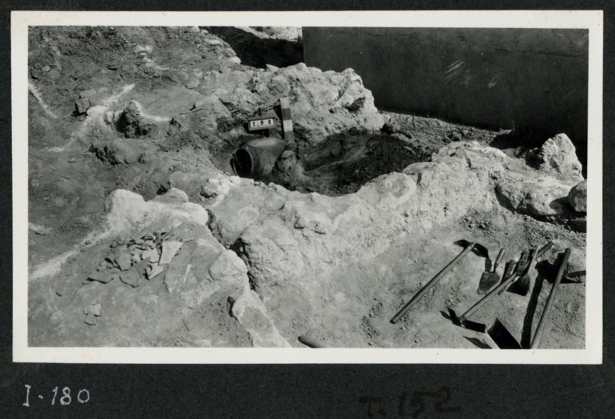 Tumba número 152 de la necrópolis del yacimiento de El Cigarralejo con urna desenterrada.