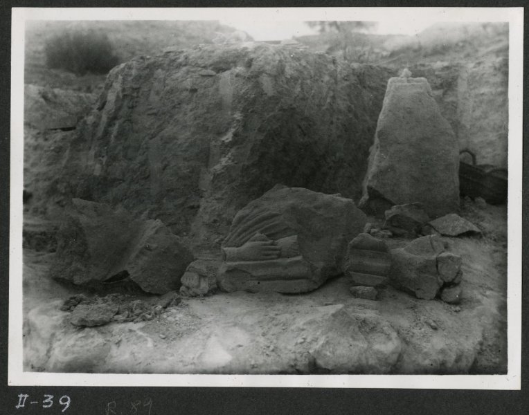 Restos de una escultura en una de las tumbas de la necrópolis del yacimiento de El Cigarralejo.