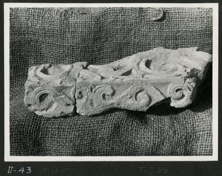 Vista lateral de resto escultórico prodecente de la necrópolis del yacimiento de El Cigarralejo.