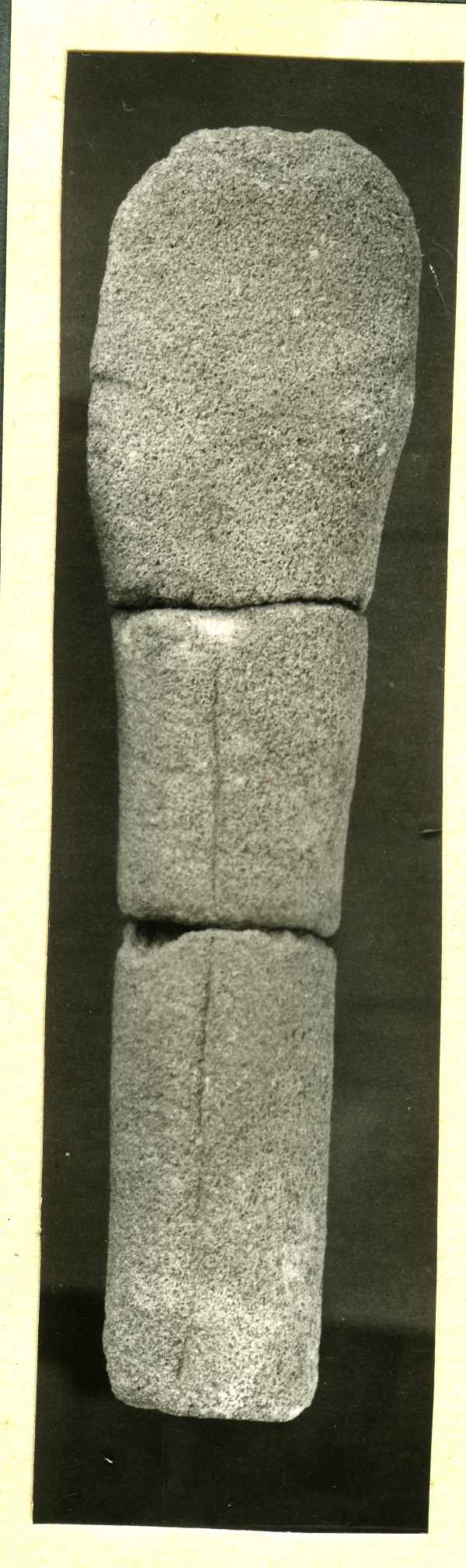 Escultura de un guerrero representado de forma esquemática hallada en el Santuario de El Cigarralejo (exvoto nº 14).