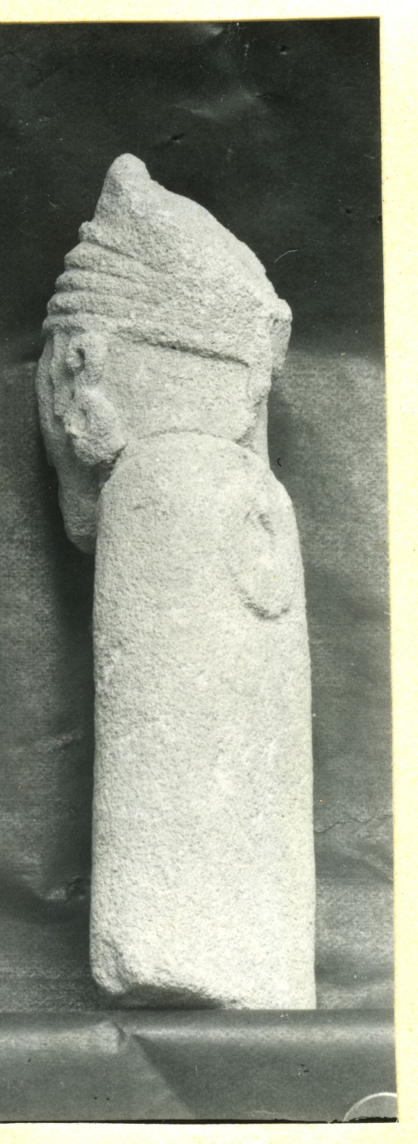 Plano posterior de escultura de dama enjoyada hallada en el Santuario de El Cigarralejo (exvoto nº 4).