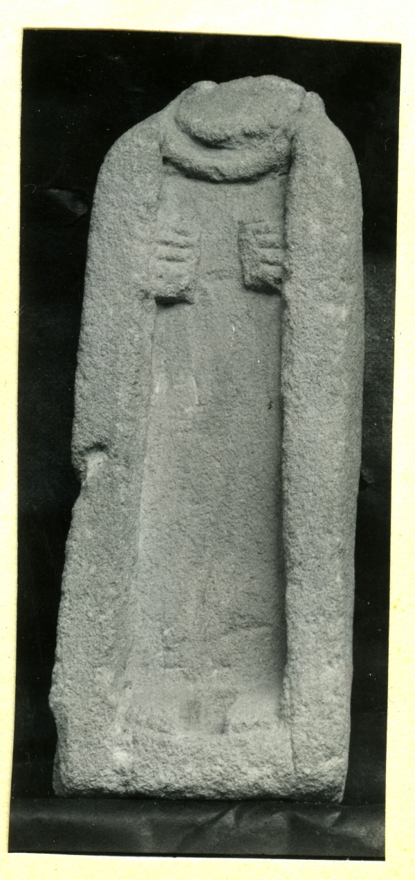 Escultura de dama con collar y manos sobre el pecho hallada en el Santuario de El Cigarralejo (exvoto nº 8).