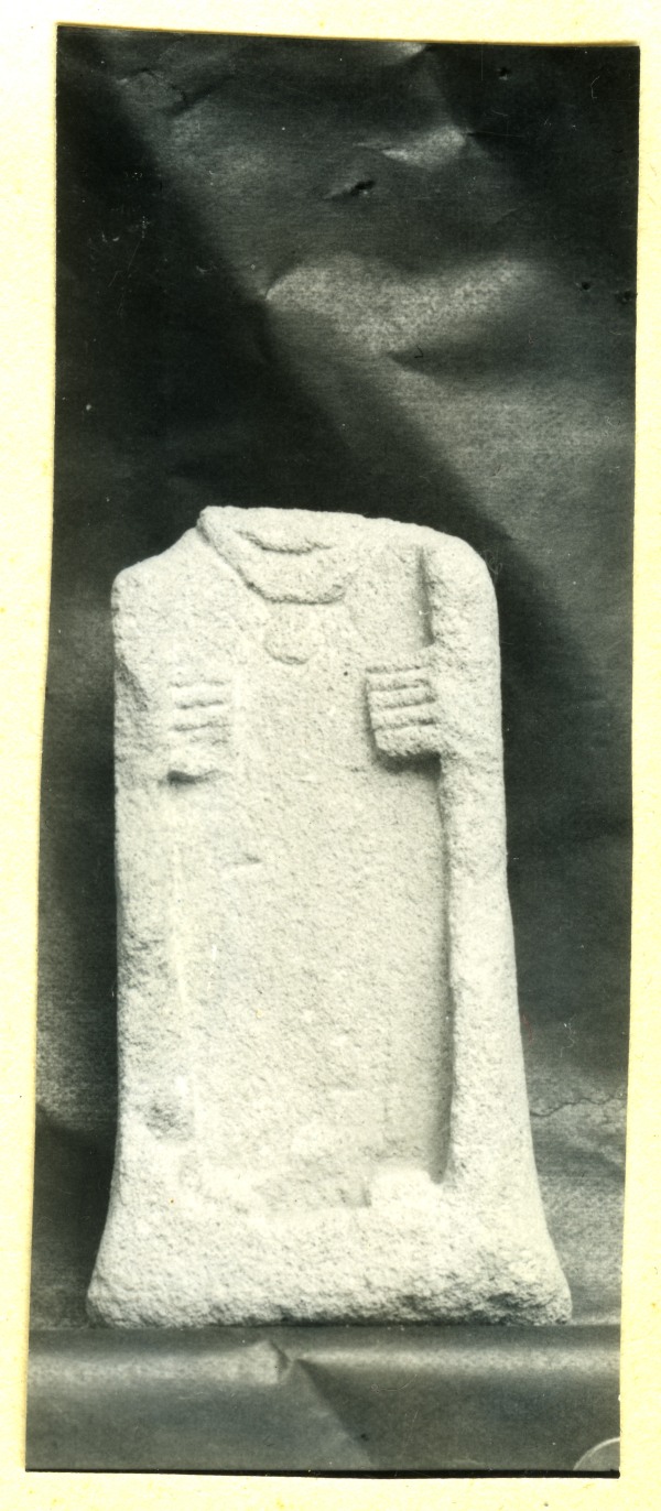 Escultura de dama con collar, colgante y manos sobre el pecho hallada en el Santuario de El Cigarralejo (exvoto nº 9).