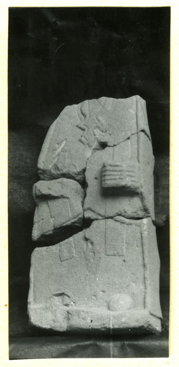 Escultura de dama con dos cirios o bastones y pectoral o gola hallada en el Santuario de El Cigarralejo (nº 10).