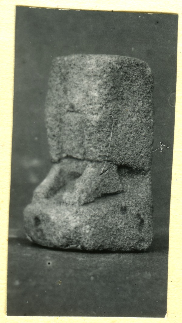 Parte inferior de figura humana hallada en el Santuario de El Cigarralejo (exvoto nº 15).