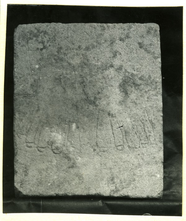 Dos pies grabados en un ladrillo hallado en el Santuario de El Cigarralejo (exvoto nº 126).