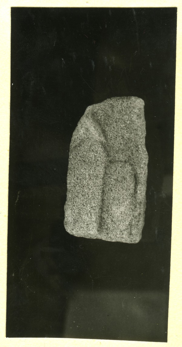 Fragmento de mano tallada en bajorrelieve encontrado en el Santuario de El Cigarralejo (exvoto nº 130).