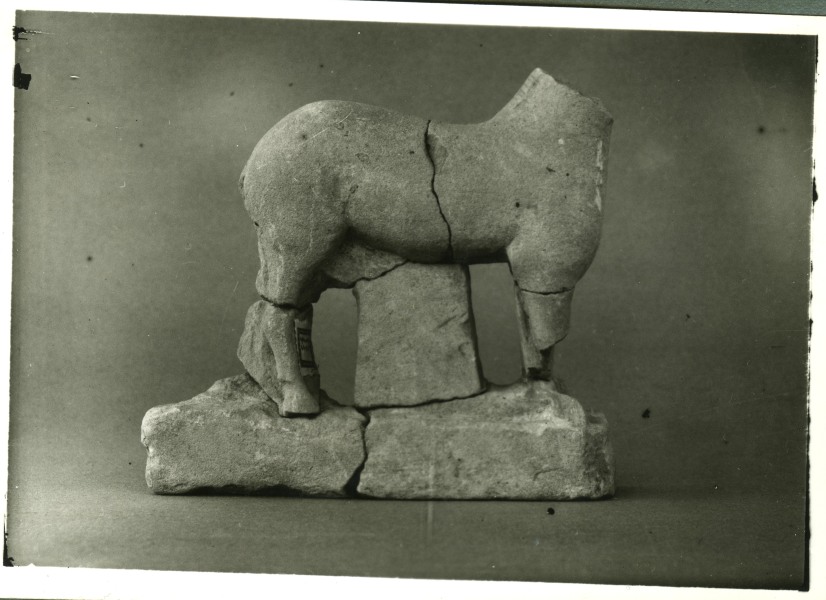 Escultura de caballo sin atalajes sobre pedestal hallada en el Santuario de El Cigarralejo (exvoto nº 24).