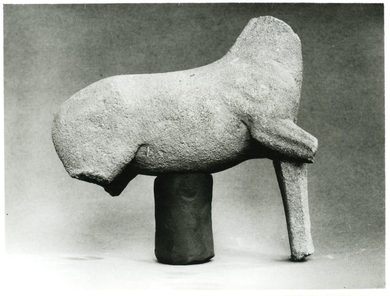 Escultura de caballo sin atalajes en bulto redondo hallada en el Santuario de El Cigarralejo (exvoto nº 30).