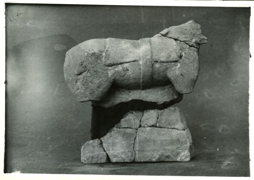 Escultura de caballo enjaezado sobre peana hallado en el Santuario de El Cigarralejo (exvoto nº 27).